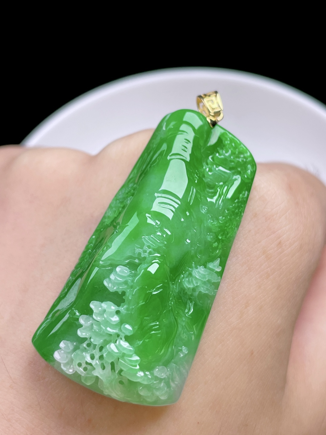 冰阳绿山水牌,色泽浓郁，种老水润，18k金镶嵌,整体：52.6,裸石：45.6/23.3/11.4