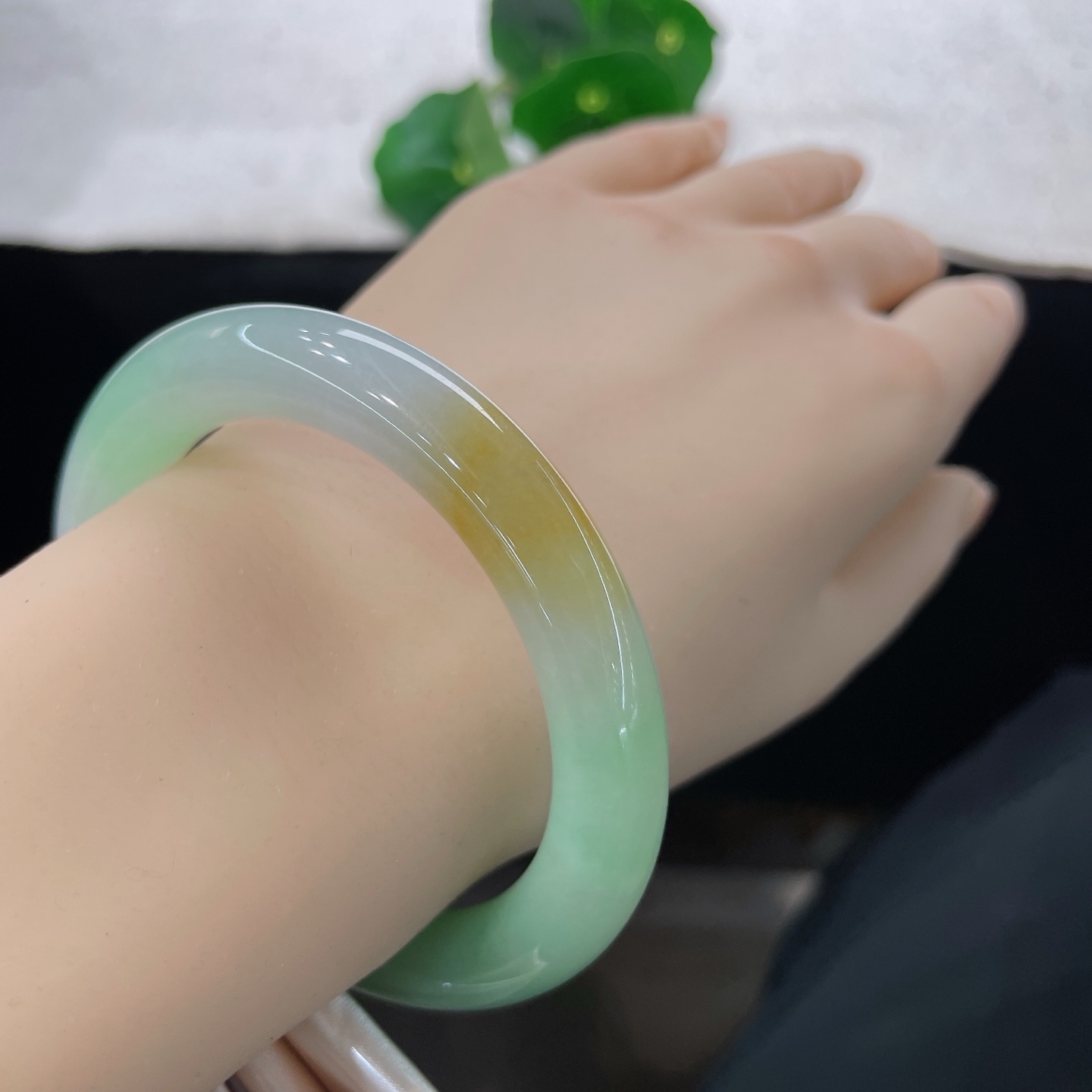 圈口54.2/10，黄加绿三彩圆条，证书55/56可戴，仿若锦色凝章，质地澄澈温润。一侧暖黄，一侧翠俏，白为底衬，三色错落相融。无裂。