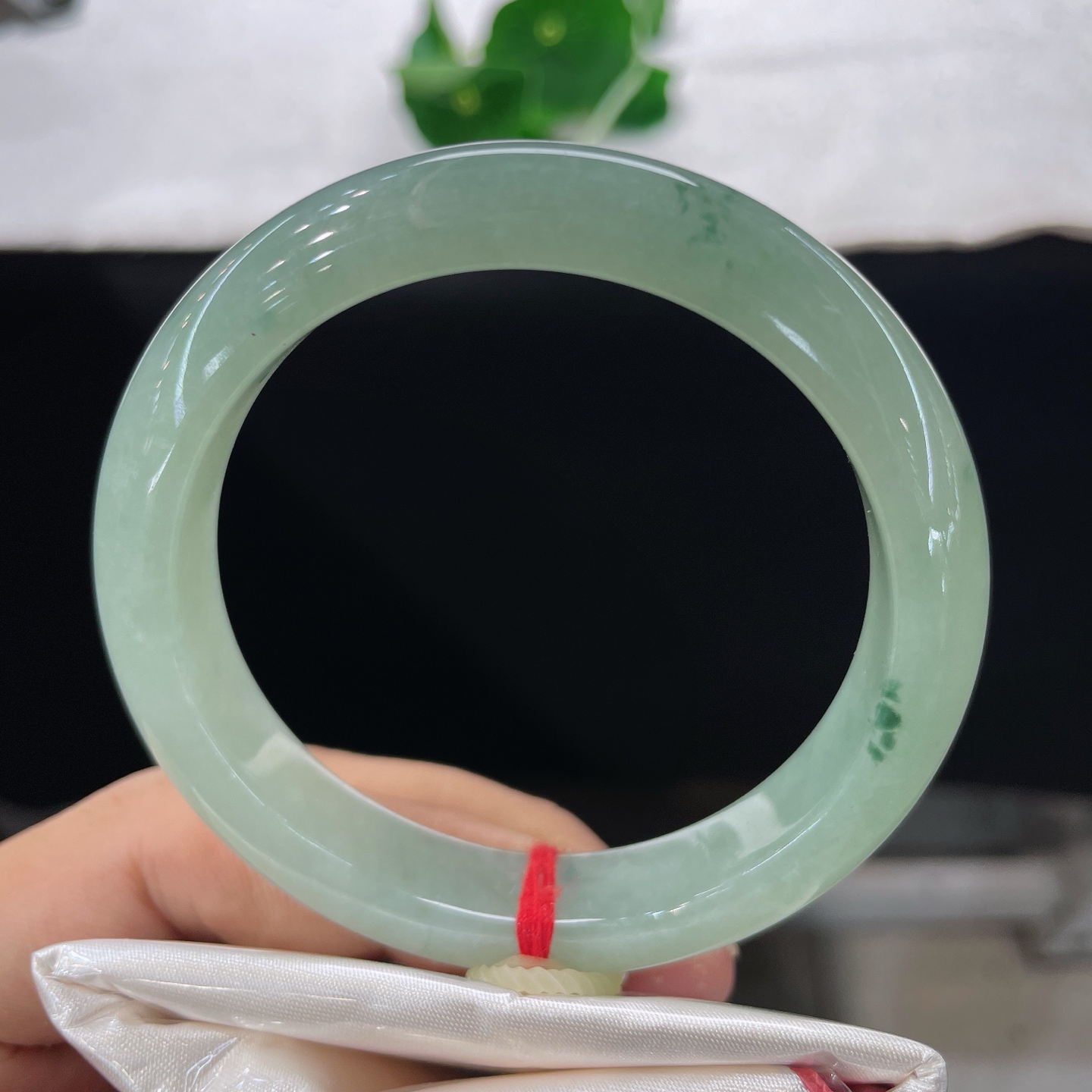 圈口55.7/12/8.3，飘花正圈，55/56可戴，仿若晴溪含翠，质地温润澄澈。清润柔和。无裂。