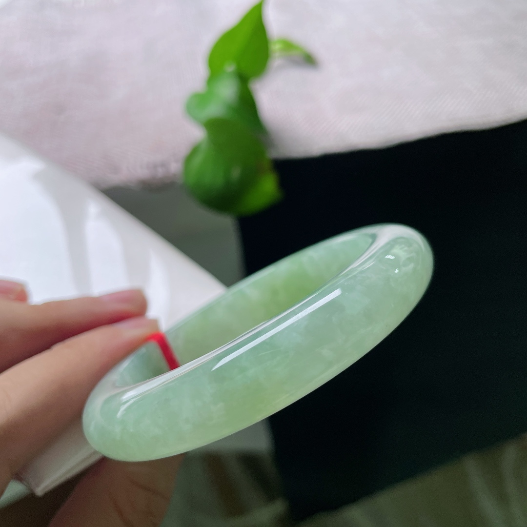56.3/12/9.4，甜绿正圈，底色匀净清透，满圈浅嫩晴翠，色泽柔和，一镯揽住春日浅青，不浓不艳的嫩翠凝于腕间，藏着清淡治愈的东方温柔感。无裂，ss54972a