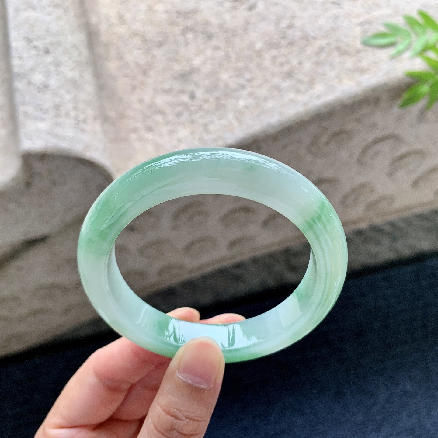 正圈54 55，圈口55/11.8/9，编码WW083119，描述细糯飘绿，水润，种老，细腻，打灯有絮线