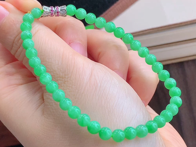 满绿手串，尺寸取一5.0mm，包A附证书