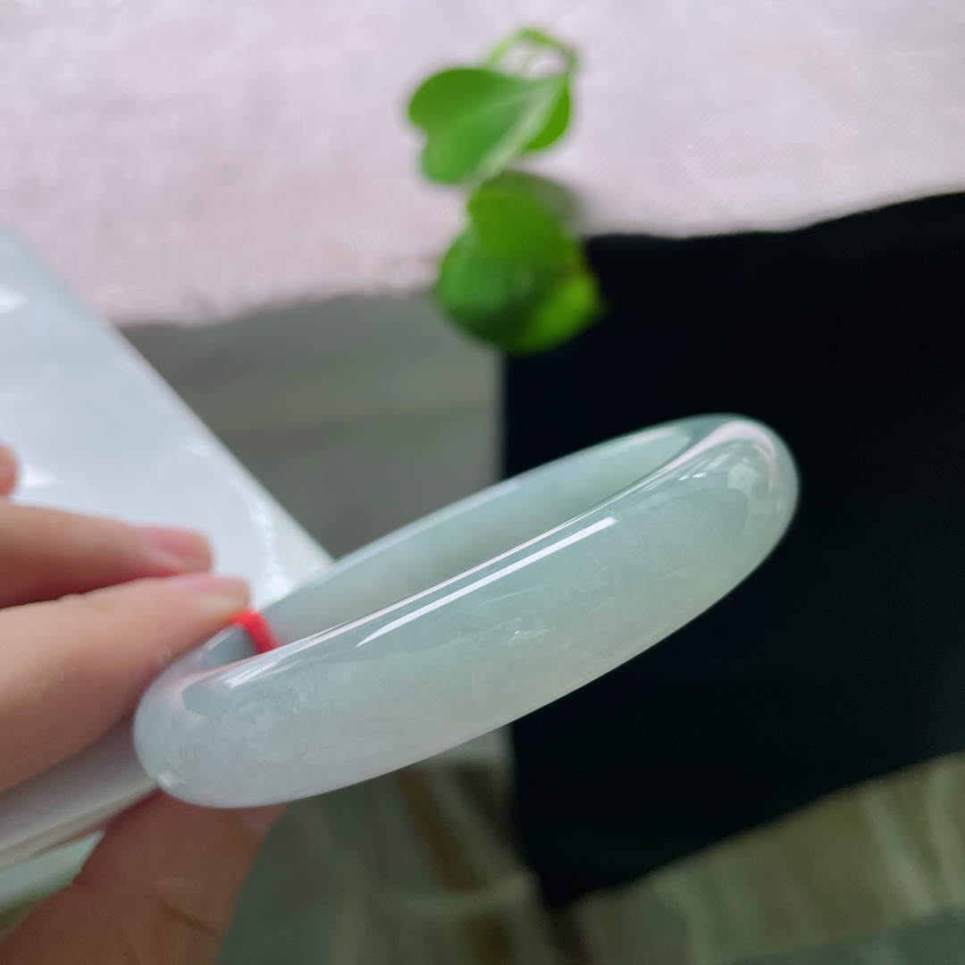 57/12.5/8.8，油青正圈，无裂，清润浅冰翠色素雅干净，大方耐看，休闲穿搭皆简约百搭。ss52120a