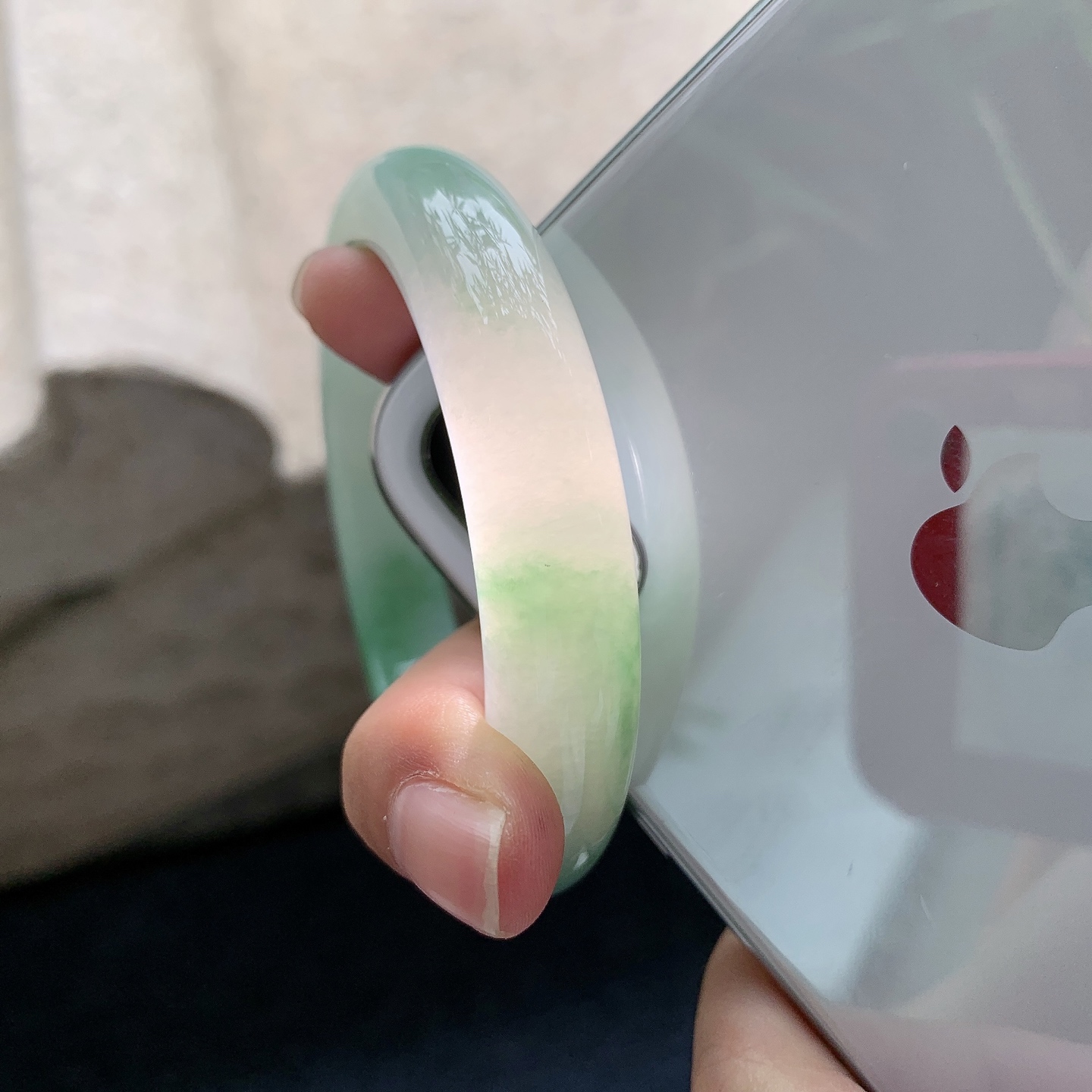 正圈54 55，圈口55/11.8/9，编码WW083119，描述细糯飘绿，水润，种老，细腻，打灯有絮线