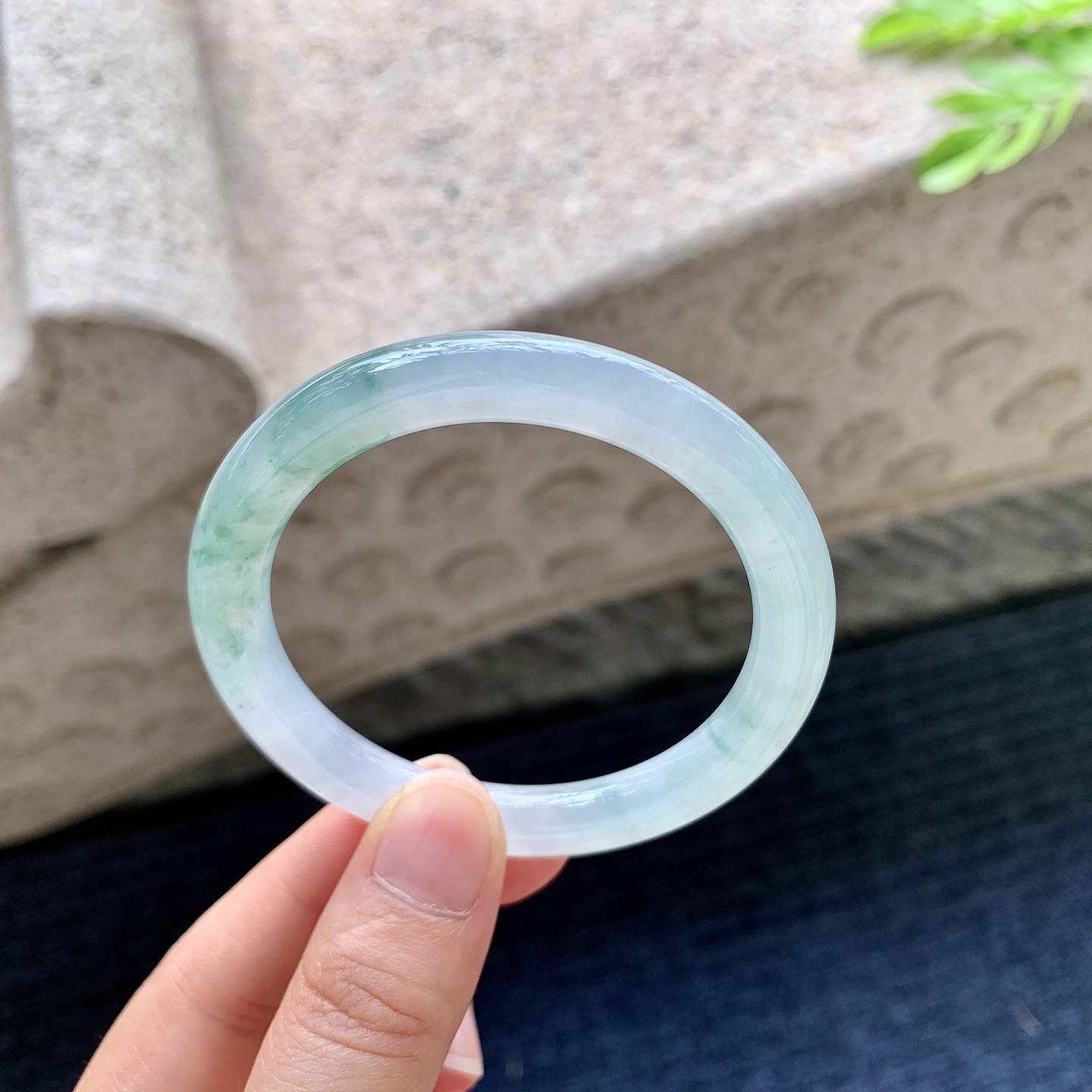 圆条50 51，【圈口】51/8/8.1，【编码】DW083043，【描述】冰糯飘花，水润，种老，细腻，打灯有絮线