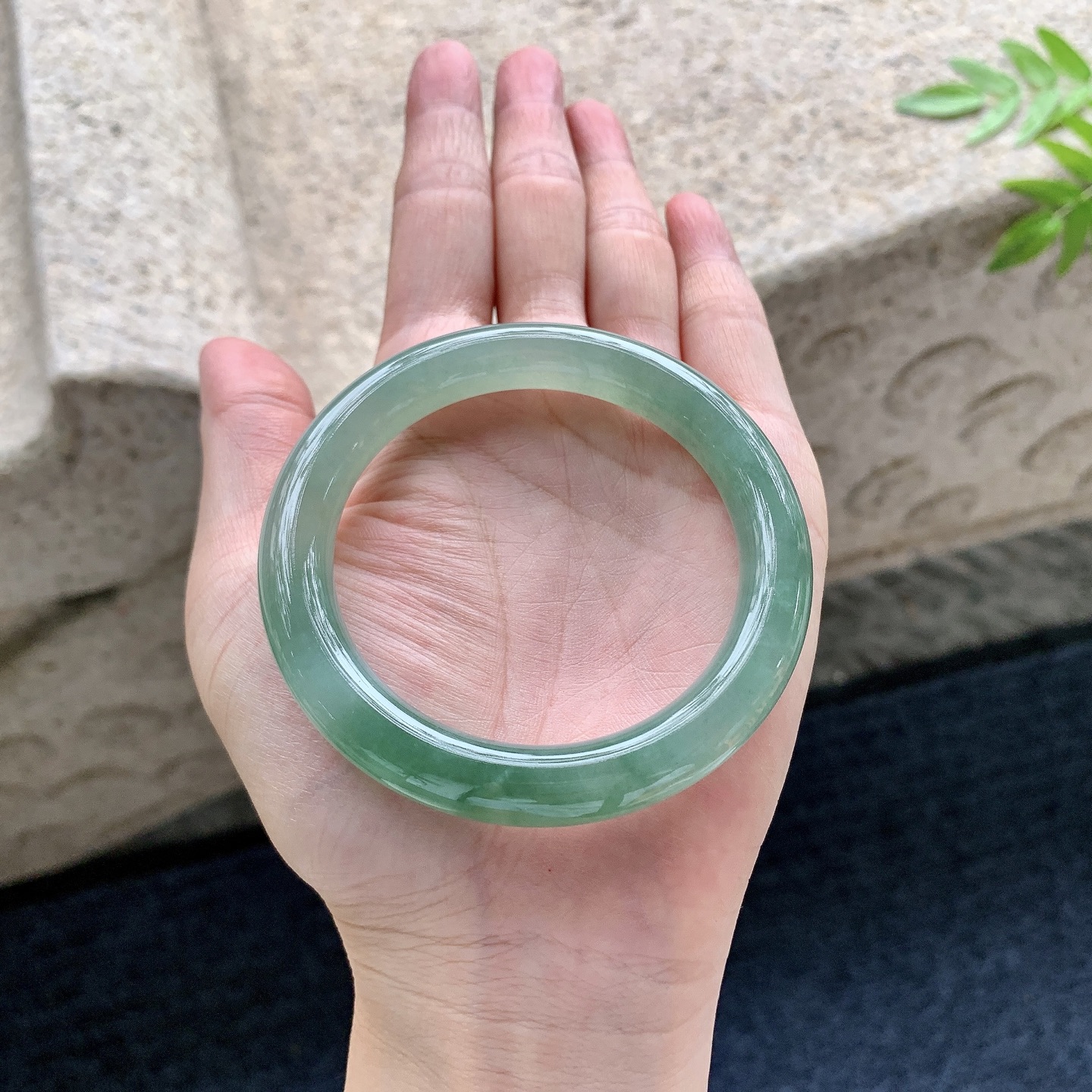 圆条52 53，圈口53.3/9.4/9.4，编码G6083103，糯冰飘油绿，水润，种老，细腻，无