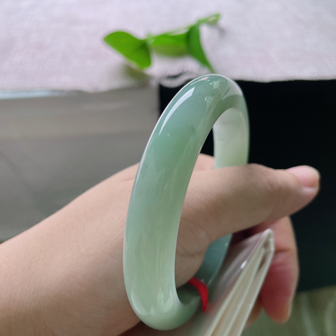 58/11.7/9，绿底正圈，无裂，满圈柔和浅豆绿，色调温润统一，端庄大气，绿意内敛不张扬，百搭款。ss57114a