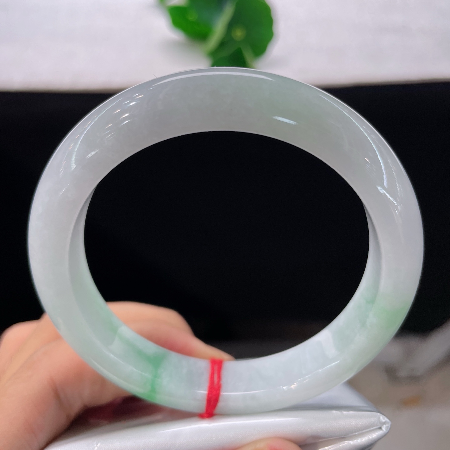 翡翠手镯 圈口59.6/12.2/8.8，白底青正圈，59/60可戴，半段翠韵轻浮玉面，仿若薄雾绕林。质地澄澈。无裂。