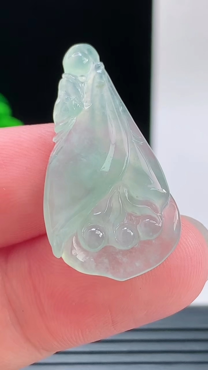 天然A货翡翠玉兰花吊坠，尺寸34.5-17.6-4重量:3.28g
9月8日