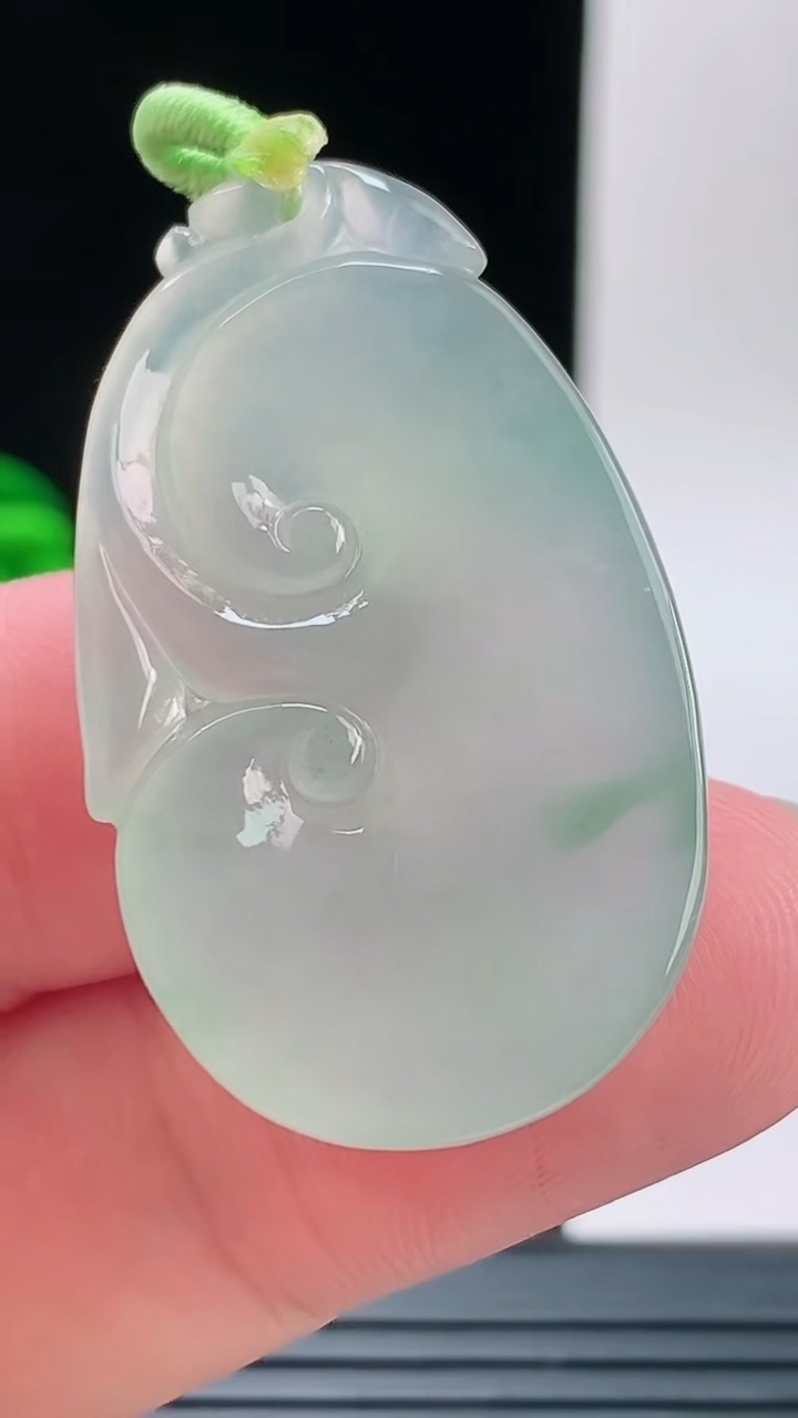 天然A货翡翠如意吊坠，尺寸39.3-23.1-6.4重量:10.20g
9月8日