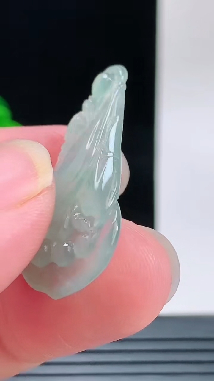 天然A货翡翠玉兰花吊坠，尺寸34.5-17.6-4重量:3.28g
9月8日