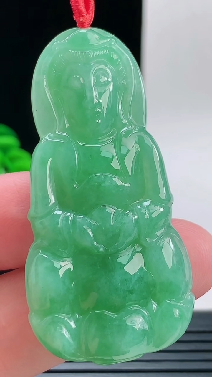 天然A货翡翠观音菩萨吊坠，尺寸56.6-28.1-5.2重量:18.55g
9月8日