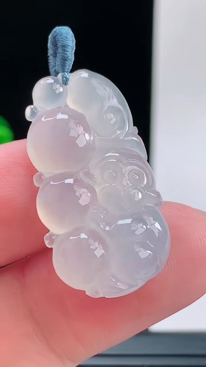 天然A货翡翠灵猴献瑞吊坠，尺寸30.4-16.9-5.9重量:5.73g
9月8日