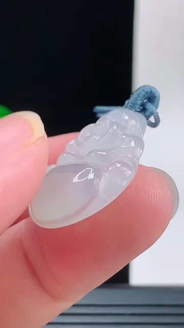 天然A货翡翠佛公吊坠，尺寸25.2-27.9-4.8重量:5.11g
9月8日