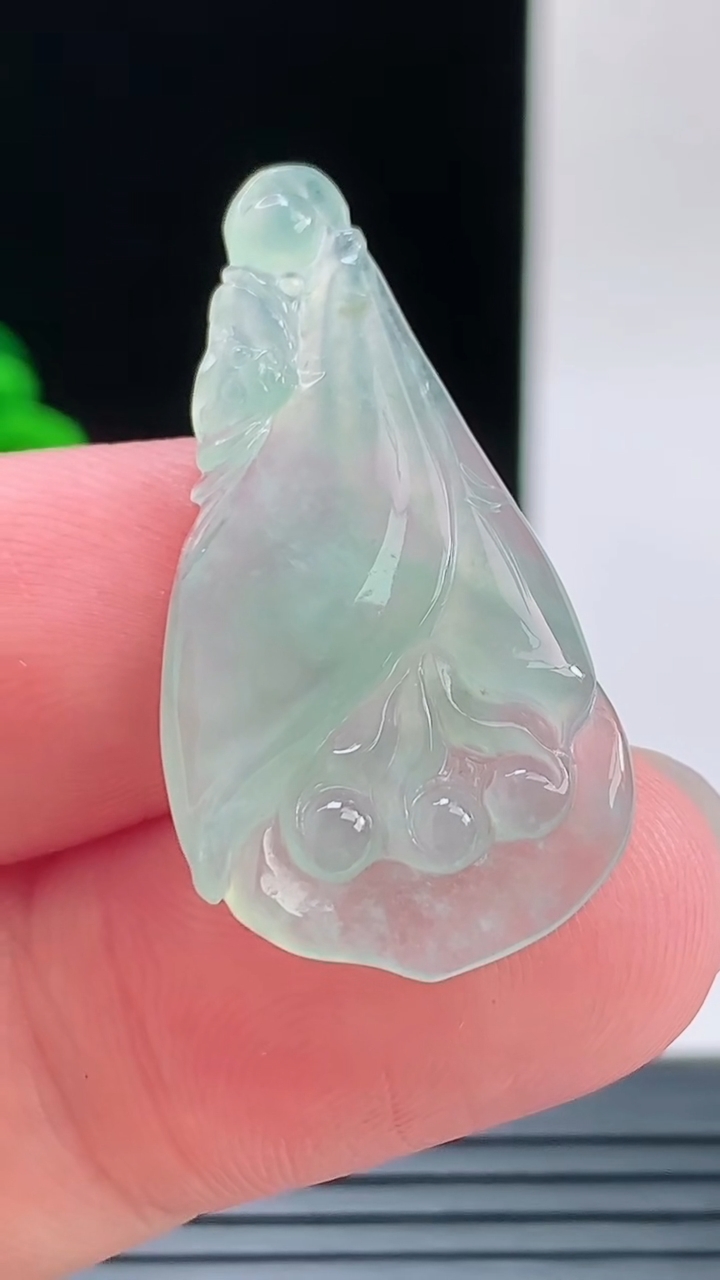 天然A货翡翠玉兰花吊坠，尺寸34.5-17.6-4重量:3.28g
9月8日