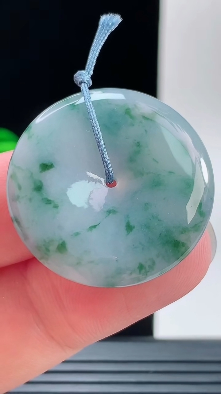 天然A货翡翠飘花平安扣吊坠，尺寸29.7-4.7重量:8.62g
9月8日