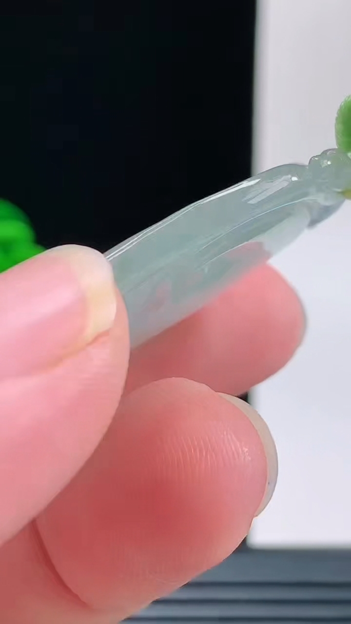 天然A货翡翠如意吊坠，尺寸39.3-23.1-6.4重量:10.20g
9月8日