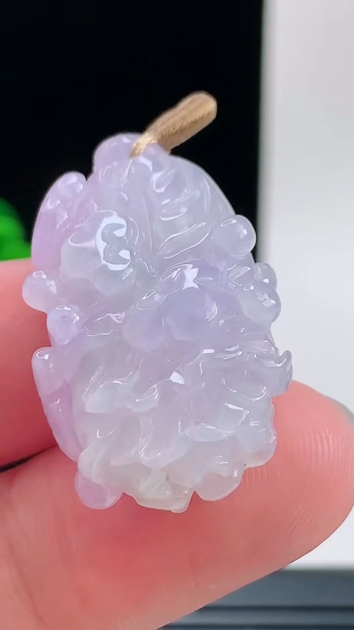天然A货翡翠紫罗兰白菜吊坠，尺寸32.1-19.5-12.3重量:10.11g
9月8日