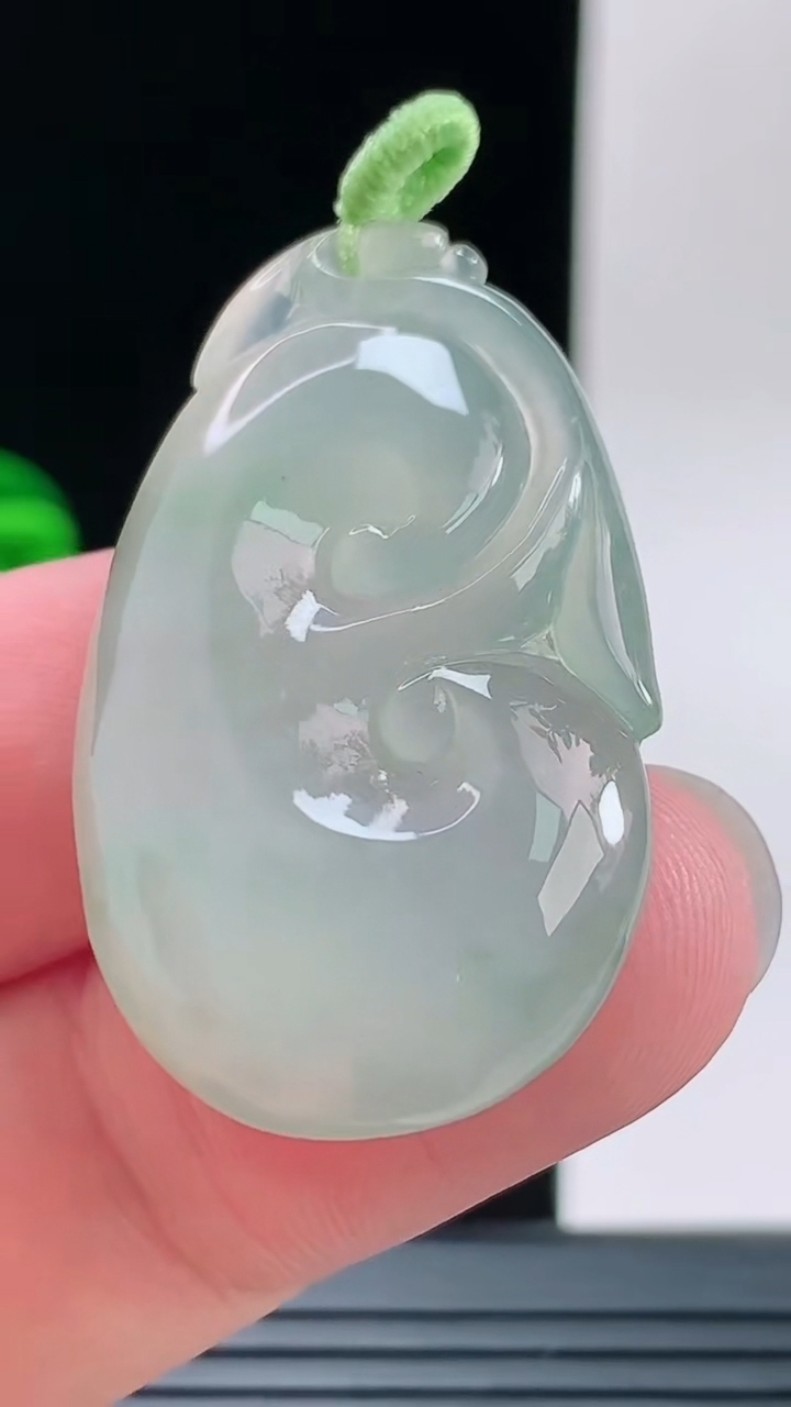天然A货翡翠如意吊坠，尺寸39.3-23.1-6.4重量:10.20g
9月8日