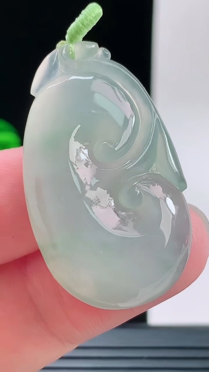 天然A货翡翠如意吊坠，尺寸39.3-23.1-6.4重量:10.20g
9月8日