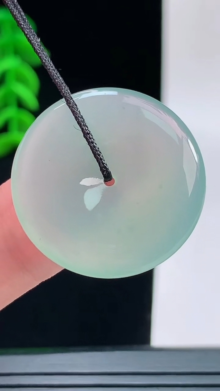天然A货翡翠平安扣吊坠，尺寸25.1-4.2重量:5.40g
9月9日