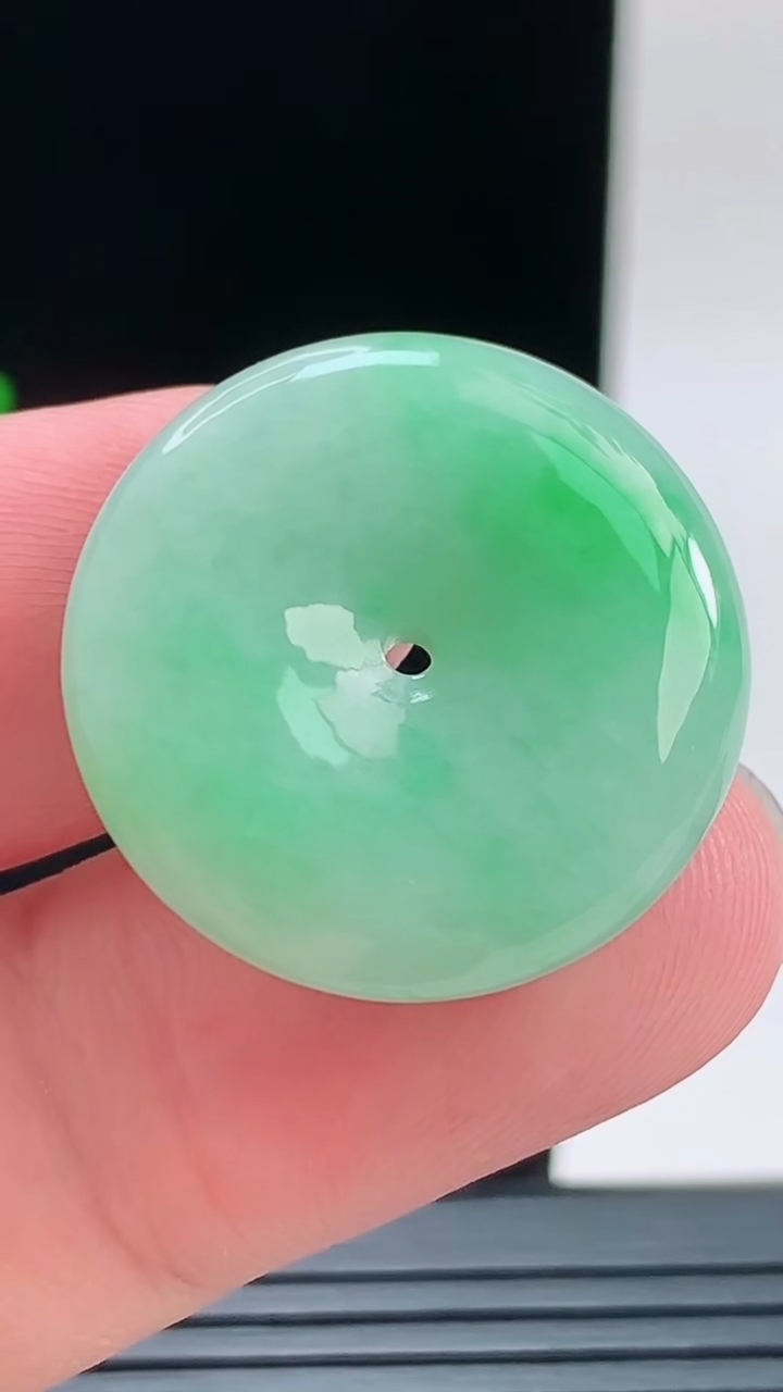 天然A货翡翠平安扣吊坠，尺寸24.6-5.9重量:7.54g
9月9日