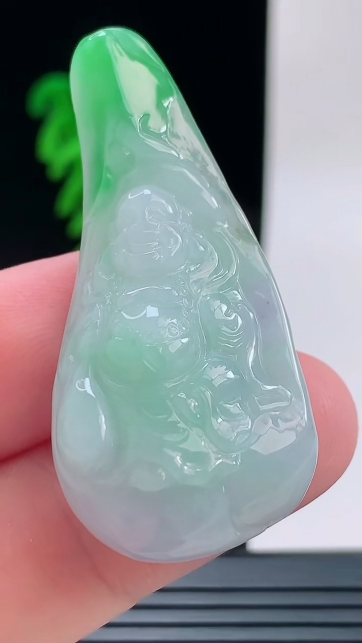 天然A货翡翠佛公吊坠，尺寸47-22.7-10.7重量:15.00g
9月9日