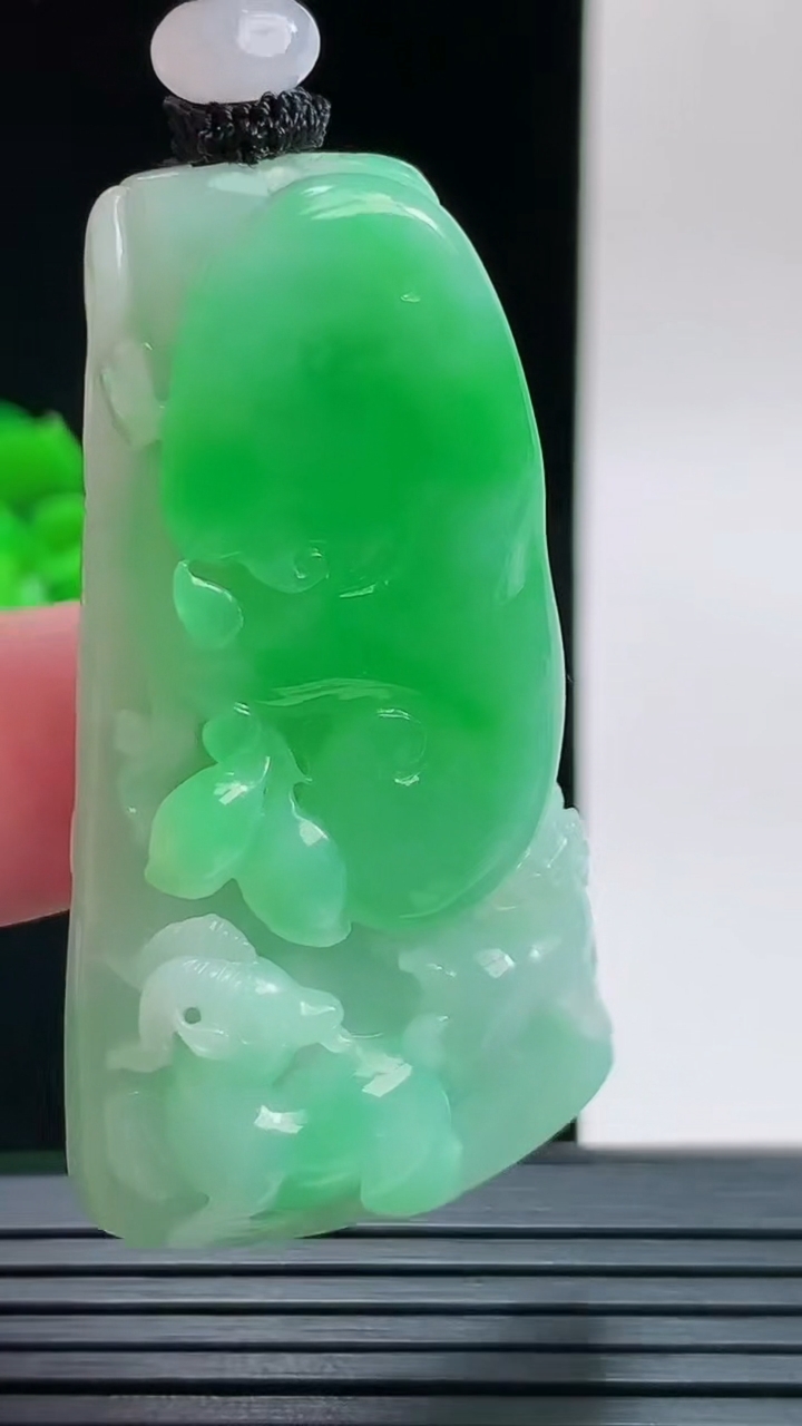 天然A货翡翠生肖羊吊坠，尺寸51.7-27.8-11.3重量:35.71g
9月9日