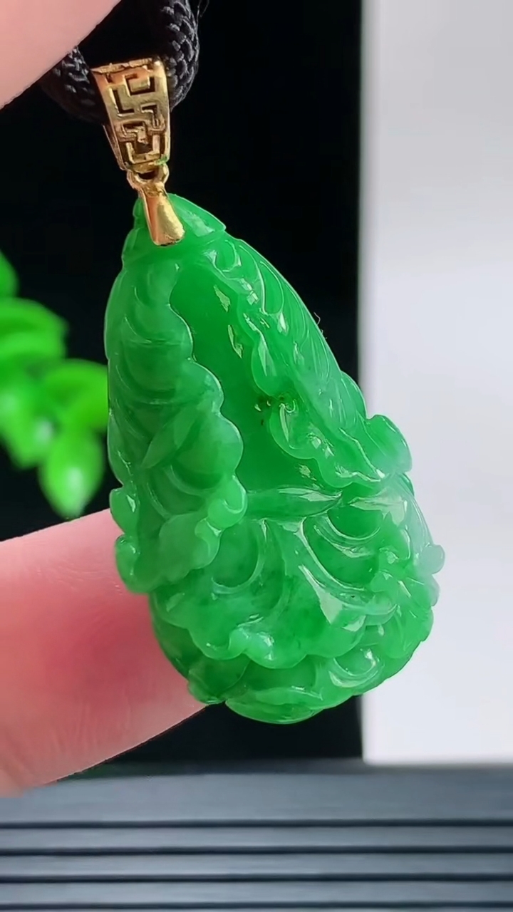 天然A货翡翠白菜吊坠，尺寸30.6-18.7-10.2重量:8.15g
9月9日