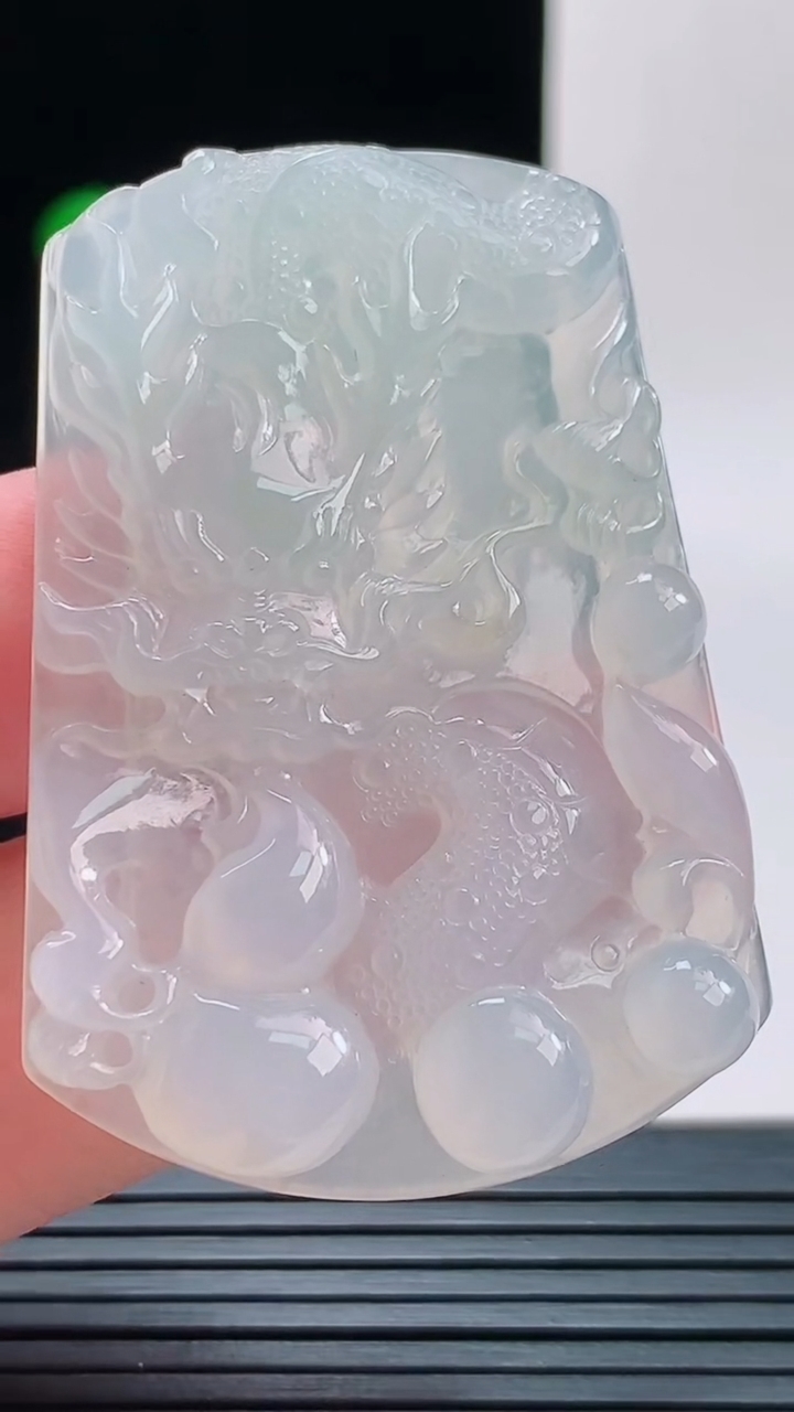 天然A货翡翠龙牌吊坠，尺寸52.9-39.8-4.8重量:19.48g
9月9日