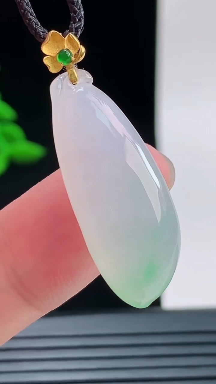 天然A货翡翠福瓜吊坠，尺寸28.4-11.7-6.4重量:4.38g
9月9日