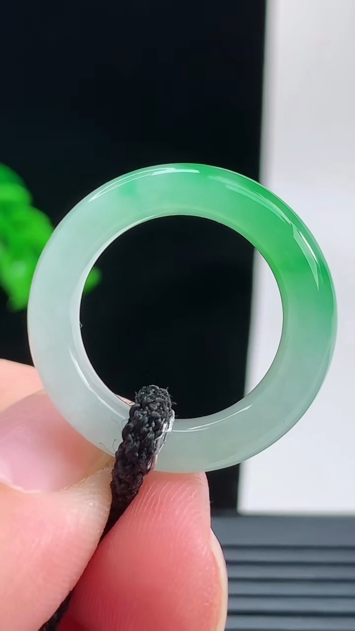 天然A货翡翠玉指环戒指，尺寸17.4-5.6-4.5重量:4.70g2026年9月9日
工厂直销收藏佳品,种好水足，色泽均匀，有种有色，上手高大气！