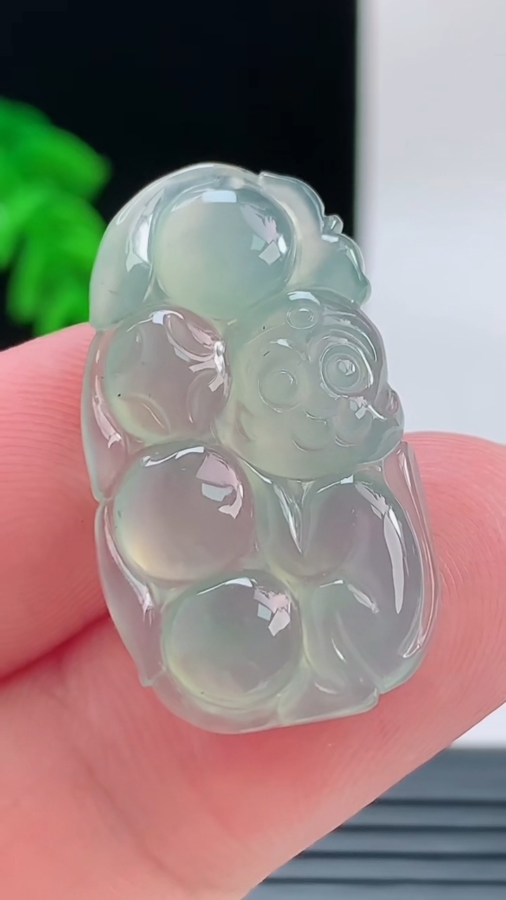 天然A货翡翠灵猴献瑞吊坠，尺寸30.3-17-4重量:3.80g
9月9日