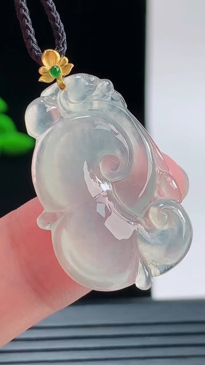 天然A货翡翠种白冰如意吊坠，尺寸26.6-18.5-4重量:3.34g
9月9日