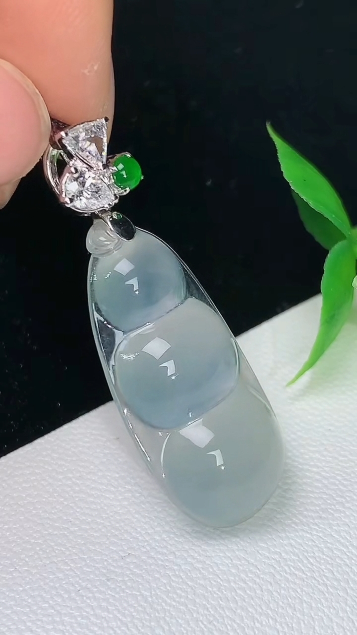 天然A货翡翠白冰福豆吊坠，尺寸27.6-14.3-5.7，重量:4.38g
9月9日