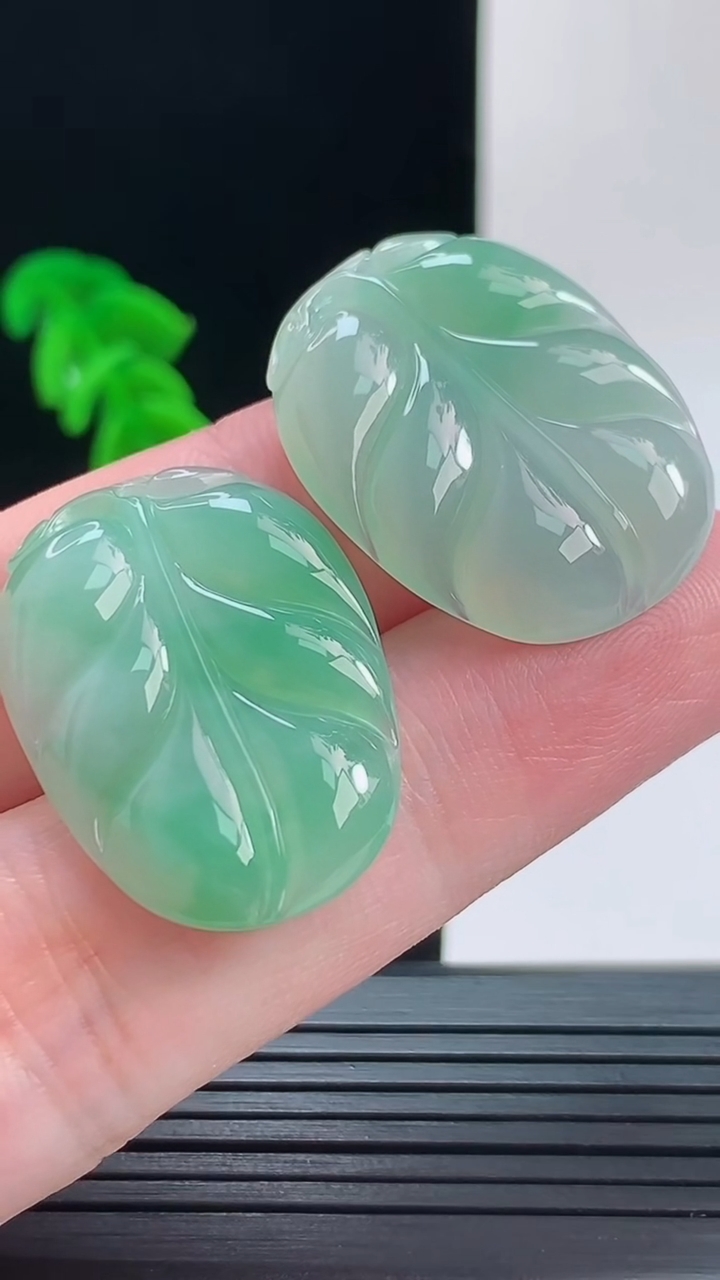 天然A货翡翠金枝玉叶 叶子吊坠一对，尺寸28.2-22.2-4.1重量:10.60g
9月9日