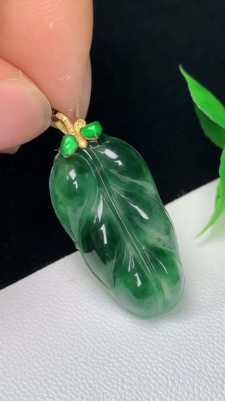 天然A货翡翠金枝玉叶 叶子吊坠，尺寸26.3-13.8-4.7，重量:3.67g
9月9日