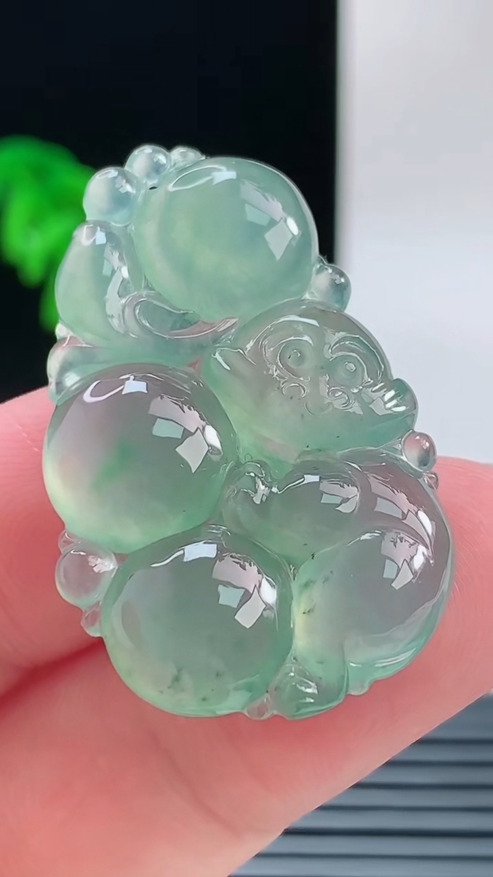 天然A货翡翠灵猴献瑞吊坠，尺寸39-24.3-5.9重量:8.62g
9月9日