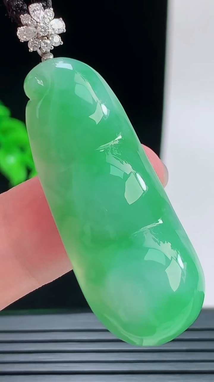 天然A货翡翠福豆吊坠，尺寸42-16.9-7.5重量:10.14g
9月9日