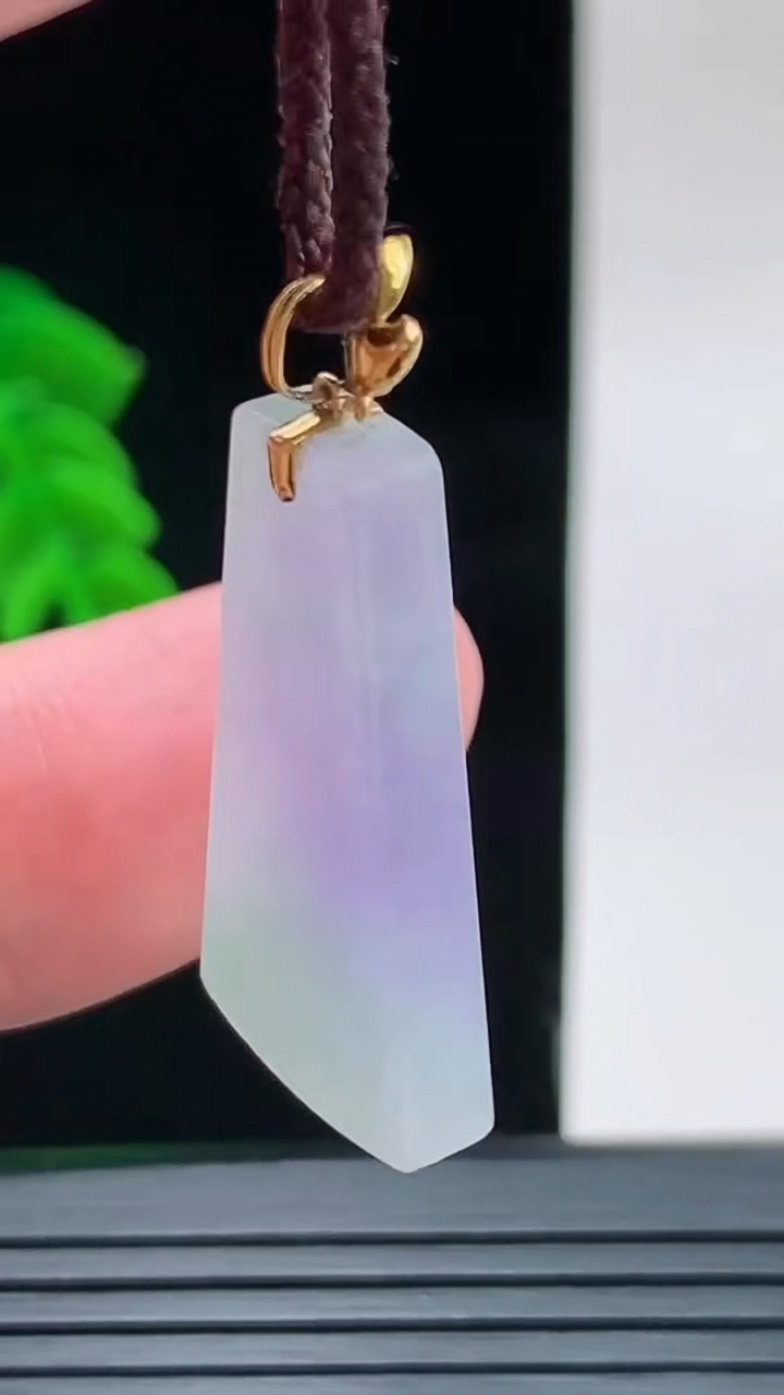 天然A货翡翠18K金春带彩 紫罗兰无事牌吊坠，尺寸27.3-14-4.2重量:4.00g
9月9日