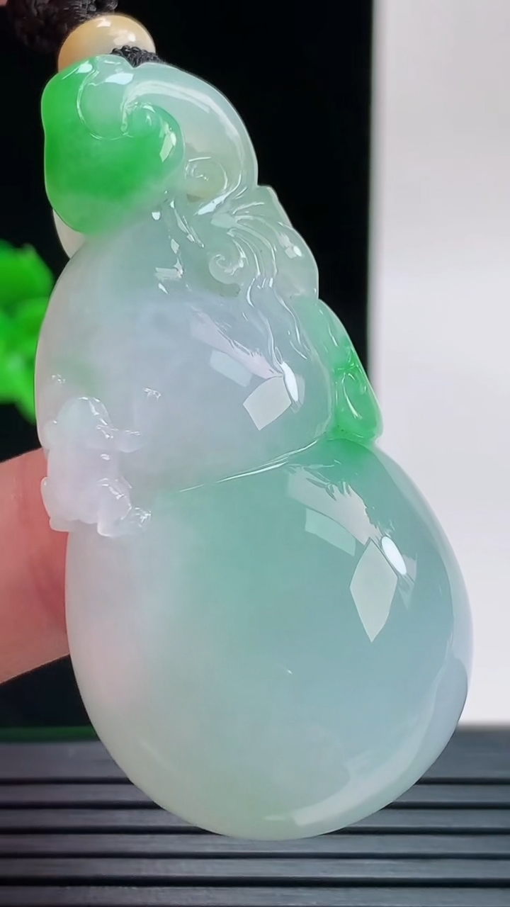 天然A货翡翠葫芦吊坠，尺寸54.1-27.1-13重量:34.97g
9月9日