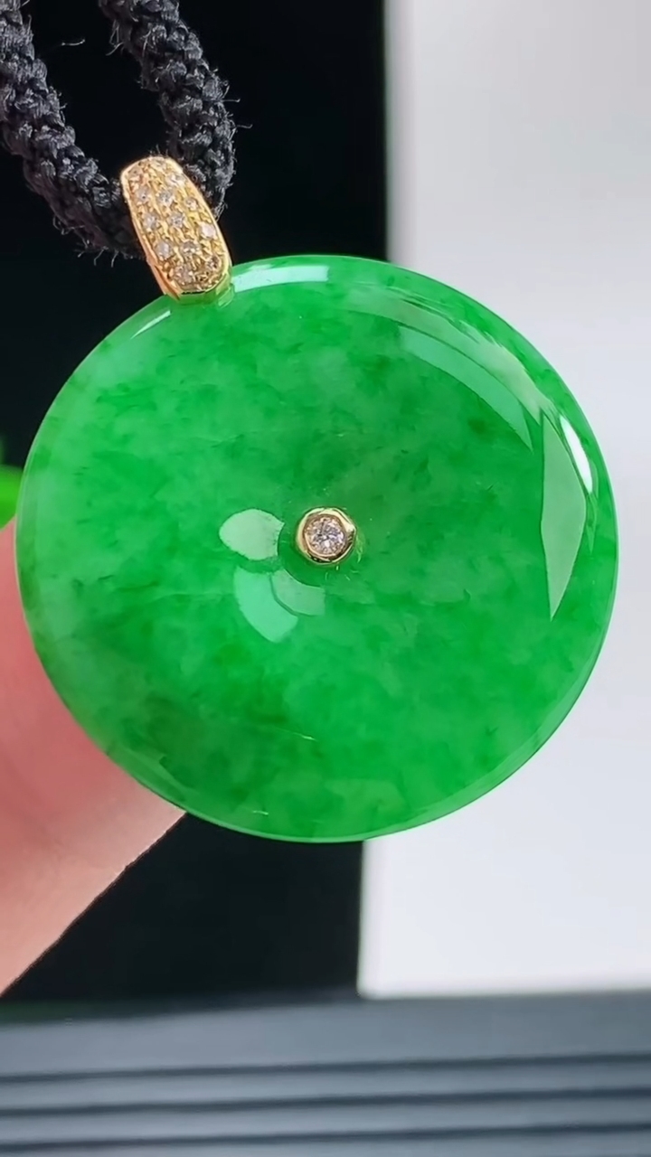 天然A货翡翠平安扣吊坠，尺寸23.3-4.6重量:5.30g
9月9日
