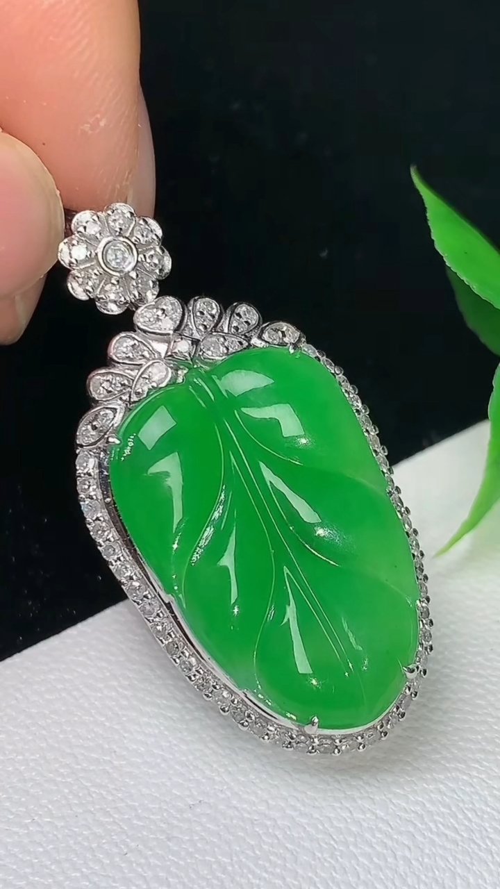 天然A货翡翠金枝玉叶 叶子吊坠，尺寸35.3-18.2-9.4，裸石21.9-14.8，重量:7.3