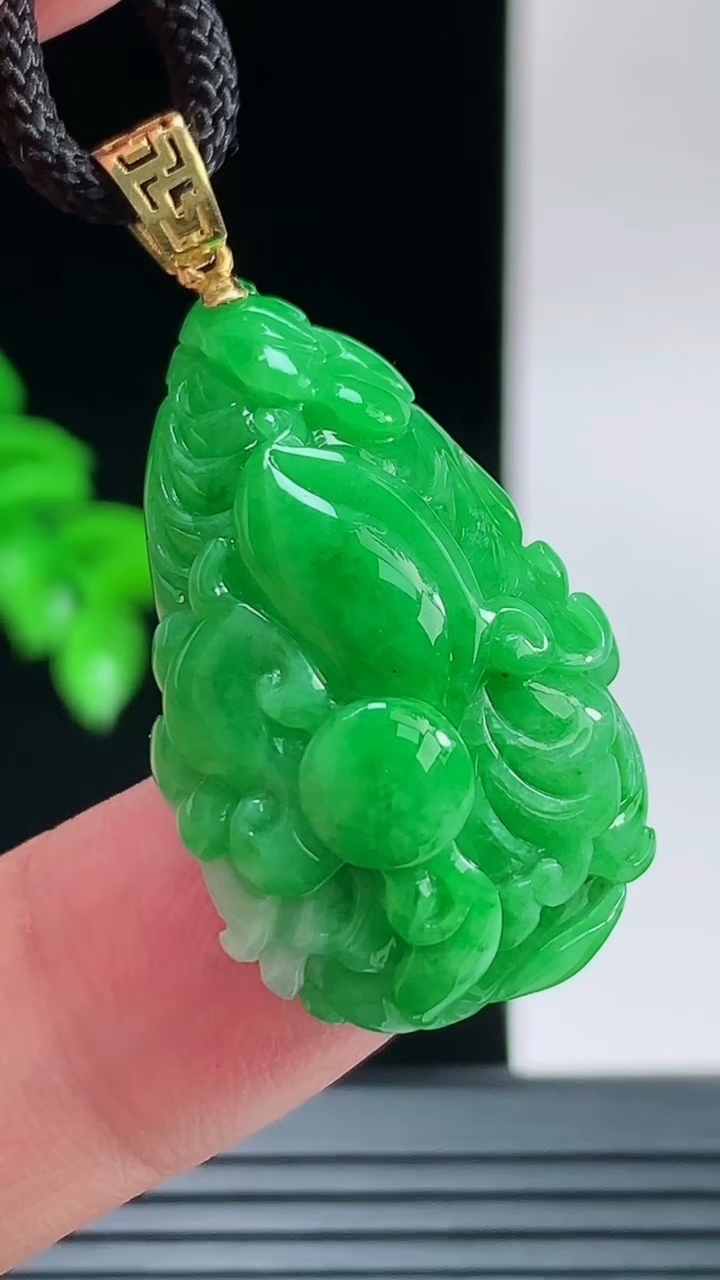 天然A货翡翠白菜吊坠，尺寸30.6-18.7-10.2重量:8.15g
9月9日
