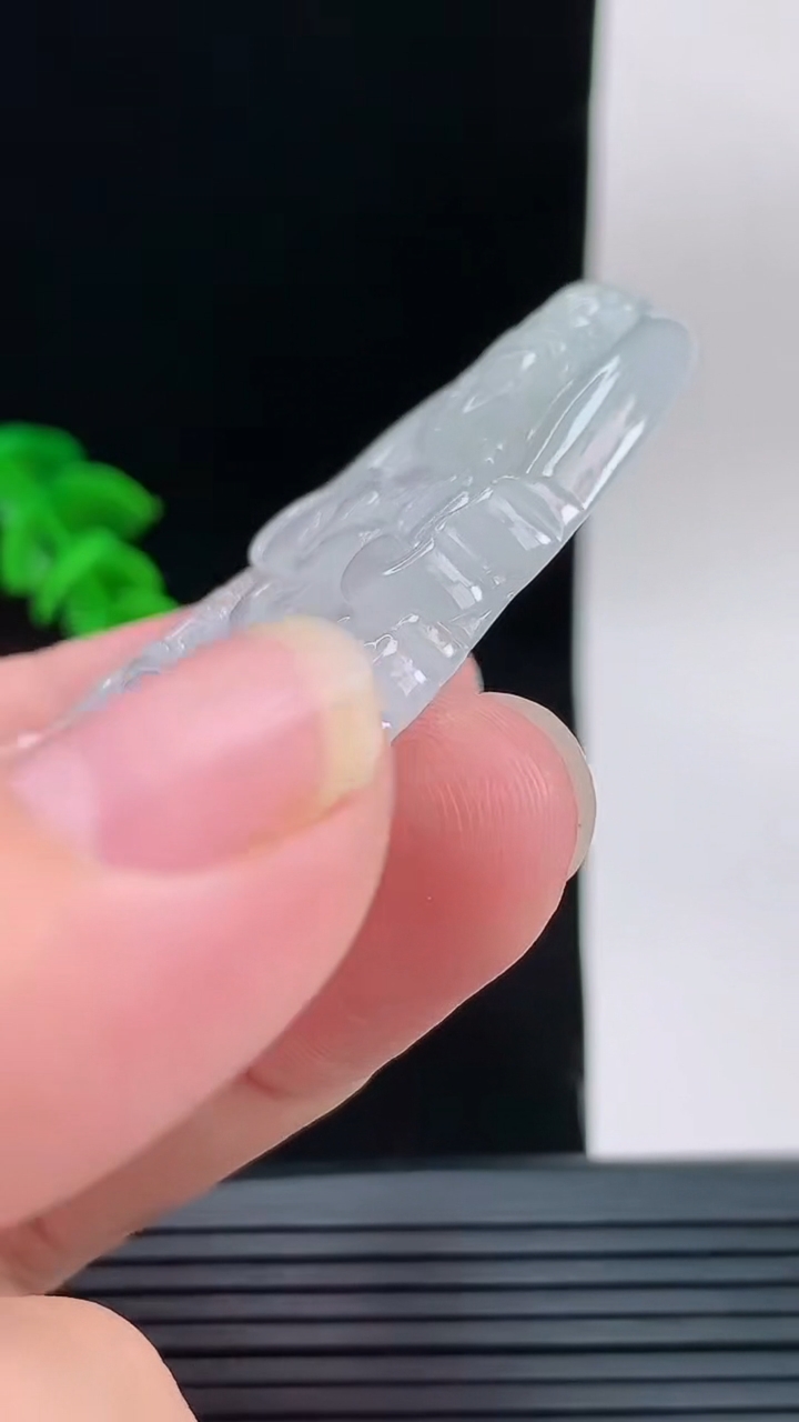 天然A货翡翠大势至菩萨吊坠，尺寸62.7-38.2-6.1重量:27.28g
9月9日