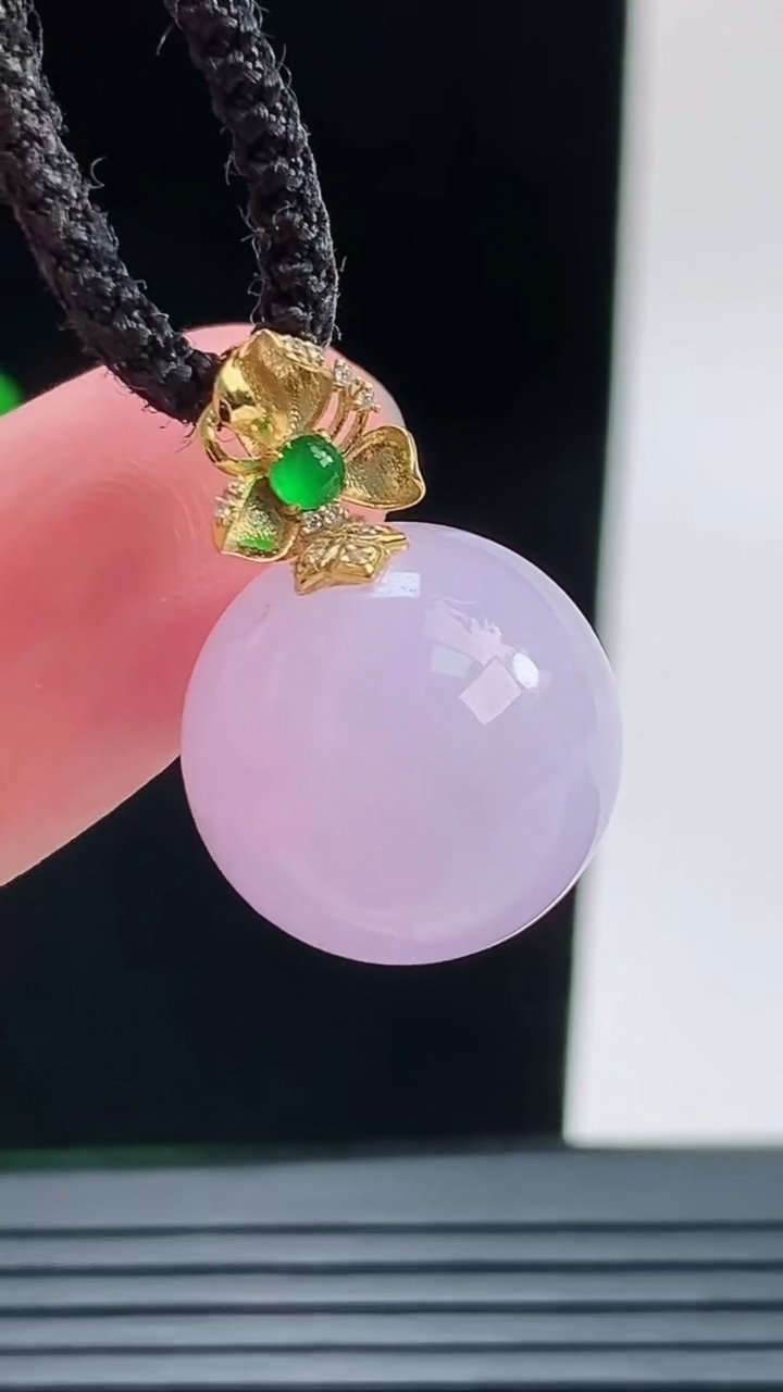 天然A货翡翠18K金紫罗兰圆珠吊坠，尺寸15.6重量:6.83g9月9日
工厂直销收藏佳品,种好水足，色泽均匀，有种有色，上手高大气！