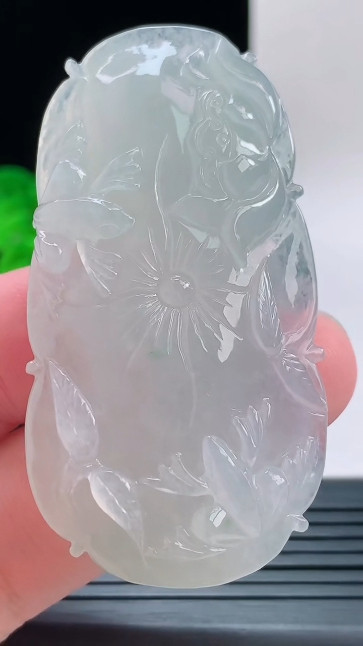天然A货翡翠年年有余 荷叶鱼吊坠，尺寸61.6-32.4-9.4重量:32.45g
9月9日