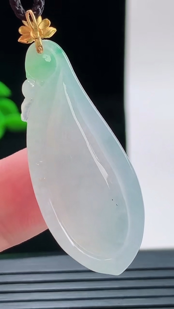 天然A货翡翠福瓜吊坠，尺寸40.8-24.9-7.3重量:8.28g
9月9日
