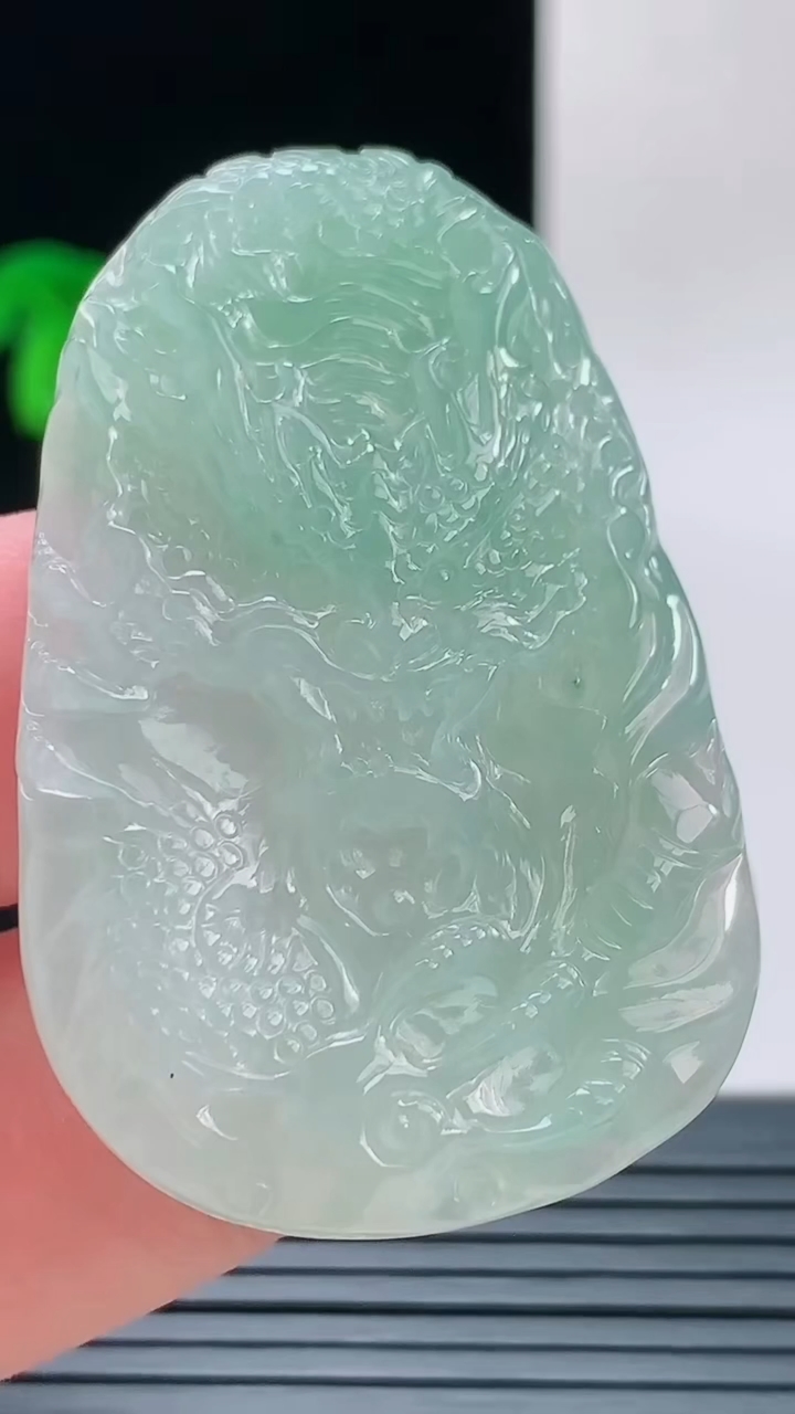 天然A货翡翠龙牌吊坠，尺寸47.5-31.3-6.9重量:20.68g
9月9日