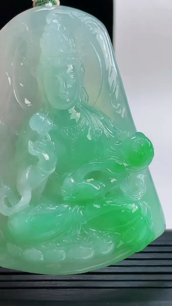 天然A货翡翠大势至菩萨吊坠，尺寸70.7-48.2-12.6重量:70.23g
9月9日